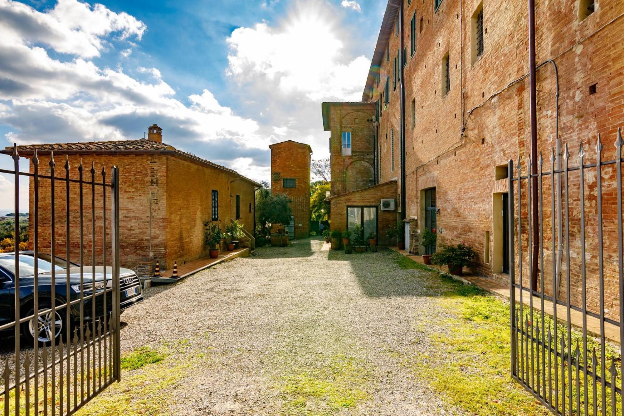 Porta Romana Elegant Apartments With Private Parking! 시에나 외부 사진